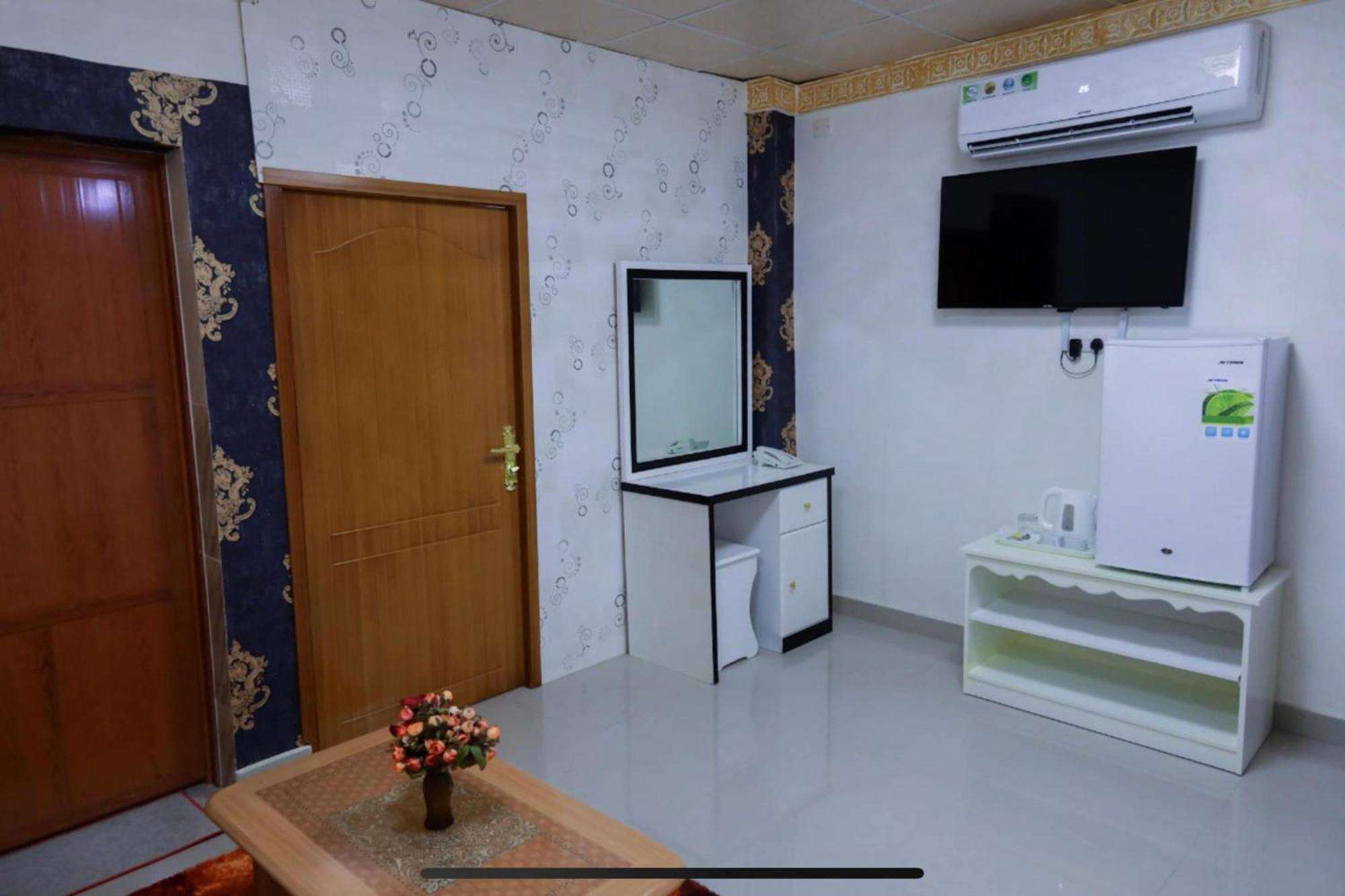 Capital O 141 Golden Rays Hotel Ibrā Екстериор снимка