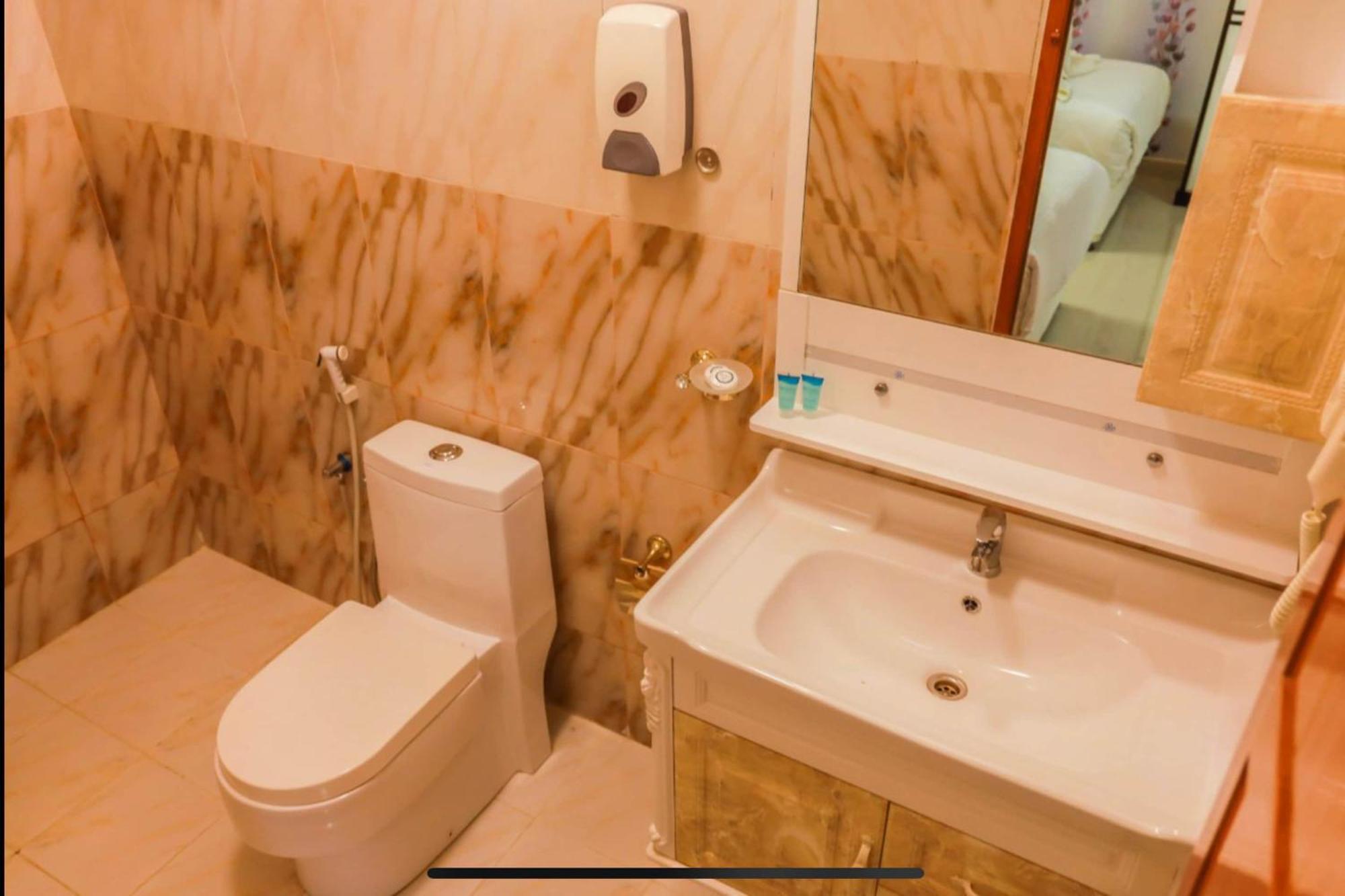 Capital O 141 Golden Rays Hotel Ibrā Екстериор снимка