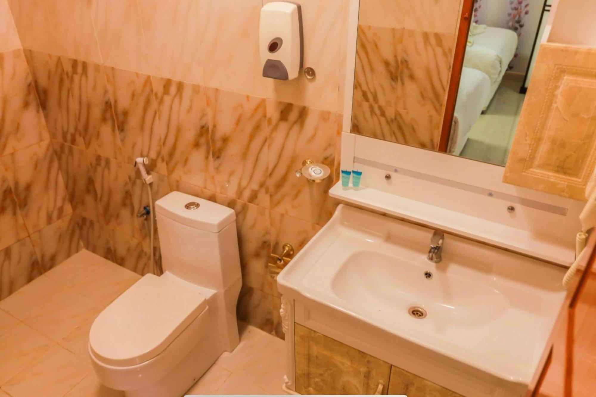 Capital O 141 Golden Rays Hotel Ibrā Екстериор снимка